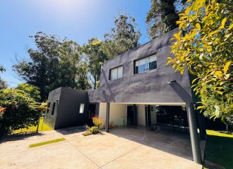 Casa en el Bosque Peralta Ramos de tres ambientes con piscina