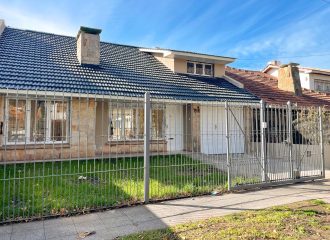 Casa en Strobel de cinco ambientes totalmente reciclada con parque y garage