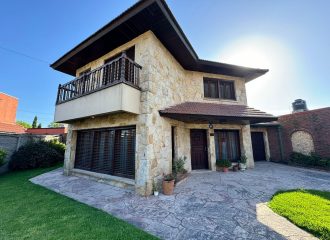 Casa en Cardiel 7500 de cinco ambientes con cochera doble y patio