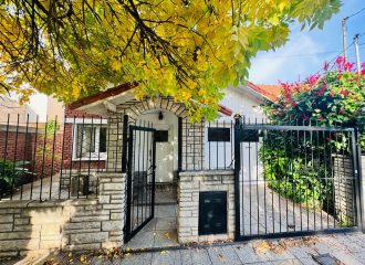 Casa en Berutti 4400 de tres ambientes con escritorio y quincho