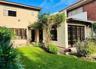 Casa en Vergara 1900 de tres ambientes con quincho – apta credito