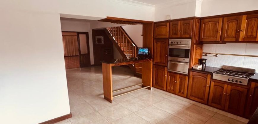 Casa en Acha 1600 de cuatro ambientes con quincho – apto credito