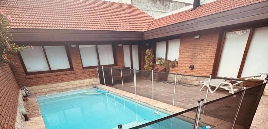 Casa en Acha 1600 de cuatro ambientes con quincho – apto credito