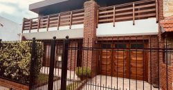 Casa en Acha 1600 de cuatro ambientes con quincho – apto credito