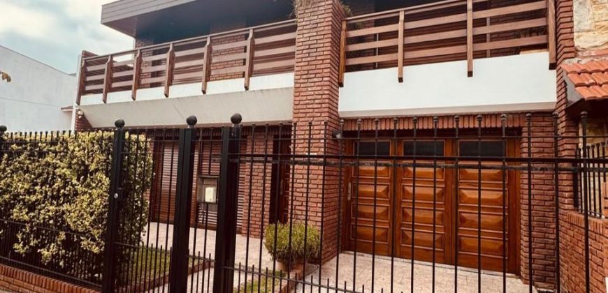 Casa en Acha 1600 de cuatro ambientes con quincho – apto credito