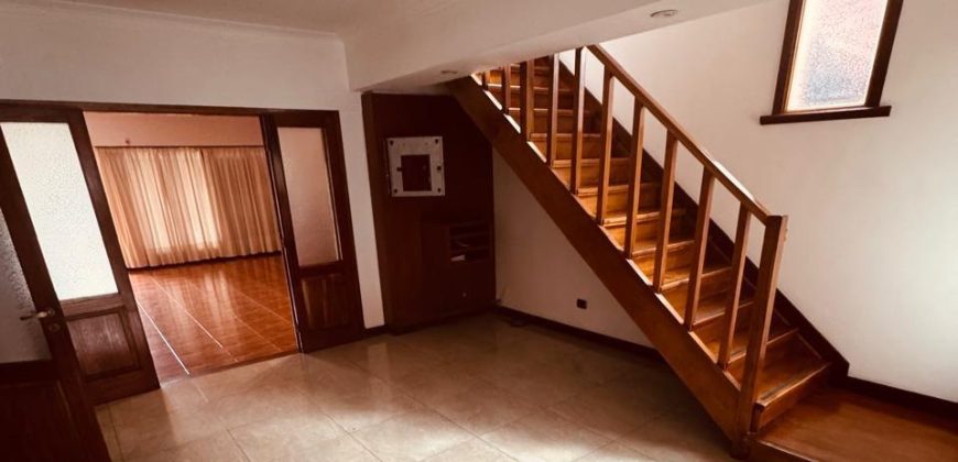 Casa en Acha 1600 de cuatro ambientes con quincho – apto credito