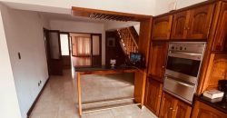 Casa en Acha 1600 de cuatro ambientes con quincho – apto credito