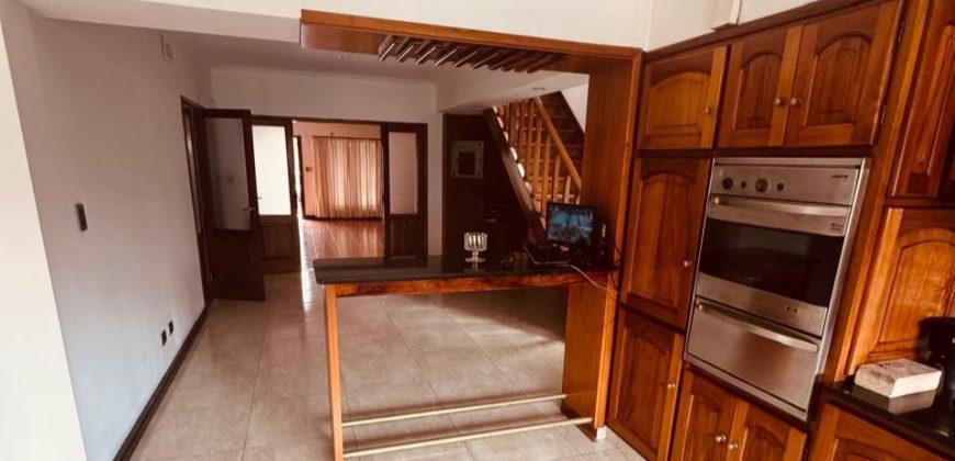 Casa en Acha 1600 de cuatro ambientes con quincho – apto credito