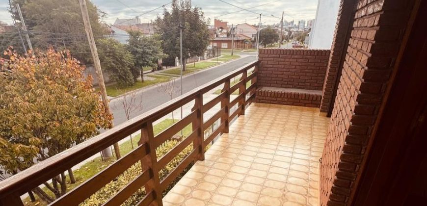 Casa en Acha 1600 de cuatro ambientes con quincho – apto credito