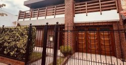 Casa en Acha 1600 de cuatro ambientes con quincho – apto credito