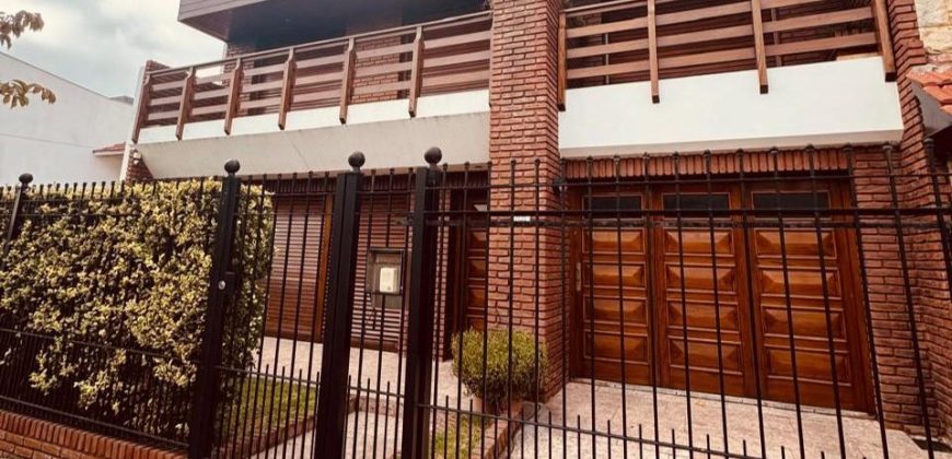 Casa en Acha 1600 de cuatro ambientes con quincho – apto credito