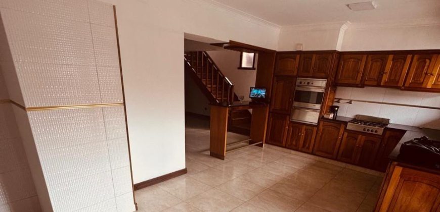 Casa en Acha 1600 de cuatro ambientes con quincho – apto credito
