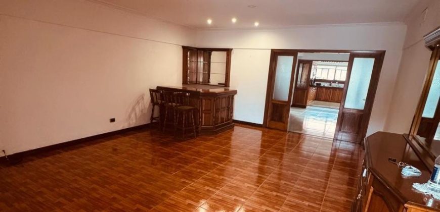 Casa en Acha 1600 de cuatro ambientes con quincho – apto credito