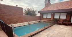 Casa en Acha 1600 de cuatro ambientes con quincho – apto credito