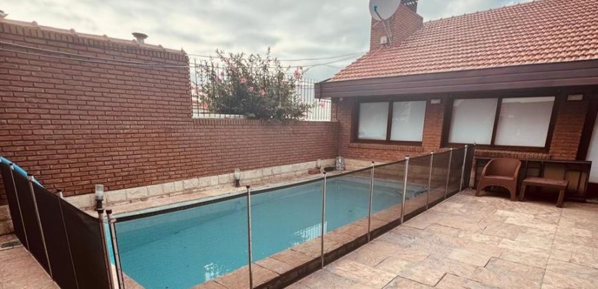 Casa en Acha 1600 de cuatro ambientes con quincho – apto credito
