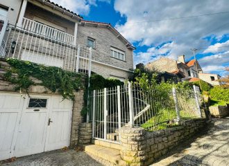 Casa en Alberti 900 de 8 ambientes con garage y jardin