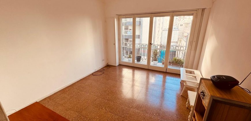 Departamento en Sarmiento 2300 de tres ambientes con balcon