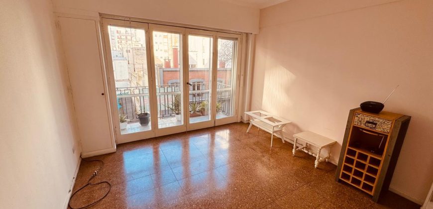 Departamento en Sarmiento 2300 de tres ambientes con balcon