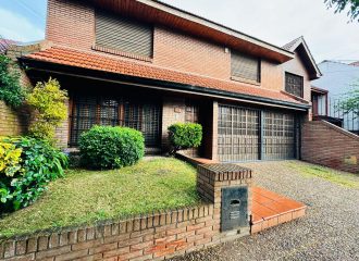 Casa en 14 de Julio 300 de seis ambientes con parque y garage quincho
