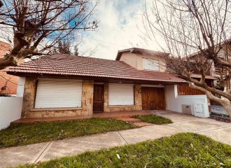 Casa en Lamadrid 4500 de cuatro ambientes con parque y quincho